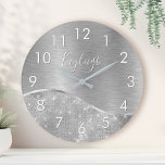 Silver Glitter Glam Bling Personalized Metallic Ronde Klok<br><div class="desc">Pas dit zilveren geborstelde metaal eenvoudig aan met een glamoureuze faux-muurklok met uw eigen eigen naam.</div>