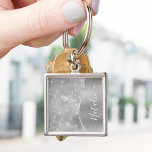 Silver Glitter Glam Bling Personalized Metallic Sleutelhanger<br><div class="desc">Pas dit zilveren geborstelde metaal en glamoureuze faux glitter-gepatterde sleutelhanger eenvoudig aan met uw eigen eigen naam.</div>