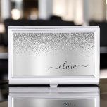 Silver Glitter Glam Metal Monogram Naam Visitekaarthouder<br><div class="desc">Silver Faux Folie Metallic Sparkle Glitter Brushed Metal Monogram Name Business Card Holder. Dit maakt de perfecte liefhebbende 16 verjaardag,  bruiloft,  vrijgezellenfeest,  verjaardagsdag,  baby shower of vrijgezellenfeest voor iemand die van luxe glam en stijl houdt.</div>