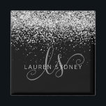 Silver Glitter Glam Monogram Naam Magneet<br><div class="desc">Glam Roos Gold Glitter Elegant Monogram Magnet. Pas dit trendy chic magnet-ontwerp met elegant roos gouden mousserende glitter op een zwarte achtergrond eenvoudig aan. Het ontwerp kenmerkt uw handgeschreven manuscriptmonogram met cirkels en jouw naam.</div>