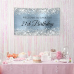 Silver Glitter Light Blue Folie 21st Birthday Spandoek<br><div class="desc">Een moderne,  elegante kalligrafie met een modern lettertype in alle petten-stijl in zwart. Creëer Uw eigen 21e verjaardagsfeestje welkomstbord voor uw vriend. De achtergrond is voorzien van een faux sparkly silver glitter aan de bovenkant met een lichtblauwe faux geborsteld metal ombre folie digitale kunst afbeelding.</div>
