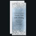Silver Glitter Light Blue Folie 40th Birthday Kaart<br><div class="desc">Een glamoureuze uitnodiging voor haar 40e verjaardag voor het afdrukken of digitaal downloaden. Faux sparkly zilver grijs glitter tegen een lichtblauwe achtergrond van rode metalen folie. Pas de kalligrafie en de lettertypestijlen, de kleur en de grootte aan zoals nodig om uw eigen uitnodiging voor haar glamoureuze mijlpaalviering te creëer. Alle...</div>