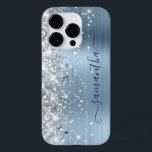 Silver Glitter Light Blue Glam Girly Signature Case-Mate iPhone 14 Pro Hoesje<br><div class="desc">Meisjes faux sparkly roos goud glitter hoogtepunten op de linkerrand boven een faux licht en bleke blauwe geborstelde metalen folie. De moderne handtekening is voorzien van een elegant lettertype met decoratieve staarten. Pas de doopvontstijlen aan om uw eigen telefoontoestel voor haar te creëer.</div>