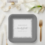 Silver Glitter Lijst Name Date 21st Birthday Papieren Bordje<br><div class="desc">Silver Glitter Lijst Name Date 21st Birthday Party. Een kleine glans voor je 21ste,  met een lijst faux glitter en rand in een coördinerende schaduw,  en 21ste in een stijlvol script met swashes. Pas de tekst eenvoudig aan uw eigen details aan.</div>