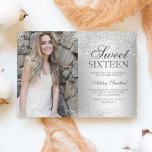 Silver glitter metallic folie foto Sweet 16 Kaart<br><div class="desc">Een moderne,  eenvoudige zilveren glitter die stijlvol is op de uitnodiging van het metallic folie Silver Sweet,  zestien verjaardagsfeestdagen,  voeg uw afbeelding toe.</div>