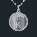 Silver glitter monogram moderne elegant sterling zilver ketting<br><div class="desc">Meisjes, trendy en monogrammed. Een faux zilveren achtergrond met faux zilveren glitterdruppels, een druppelaar voor verf. Personaliseer en voeg een naam en monogram brief toe. Grijs en witte gekleurde letters. De naam wordt geschreven met een modern handgeschreven stijlmanuscript met swashes. Om de spoelbeurten te houden schrap slechts de steekproefnaam, verlaat...</div>