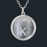 Silver glitter monogram moderne elegant zilver vergulden ketting<br><div class="desc">Meisjes, trendy en monogrammed. Een faux zilveren achtergrond met faux zilveren glitterdruppels, een druppelaar voor verf. Personaliseer en voeg een naam en monogram brief toe. Grijs en witte gekleurde letters. De naam wordt geschreven met een modern handgeschreven stijlmanuscript met swashes. Om de spoelbeurten te houden schrap slechts de steekproefnaam, verlaat...</div>