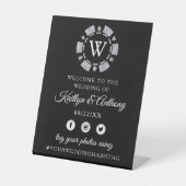 Silver Glitter Monogram Poker Chip Casino Wedding Reclamebord Met Voetstuk (Voorkant)