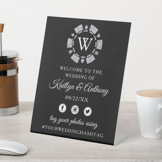 Silver Glitter Monogram Poker Chip Casino Wedding Reclamebord Met Voetstuk (Insitu)