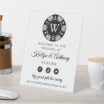 Silver Glitter Monogram Poker Chip Casino Wedding Reclamebord Met Voetstuk<br><div class="desc">Viel in stijl met dit moderne en zeer trendy trouwwelkomstteken. Dit ontwerp is gemakkelijk te personaliseren met uw speciale gebeurtenisformulering en uw gasten zullen enthousiast zijn wanneer zij dit geweldige teken zien. Overeenkomende objecten zijn te vinden in het collectie.</div>