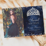 Silver glitter navy blue phototiara Sweet 16 Kaart<br><div class="desc">Een luxe zilveren glitter-bekentenis op een donkerblauw waterverf cement met elegante kalligrafie Sweet 16 verjaardagsfeestuitnodiging,  met een handgetekende luxueuze prinses crown tiara roos goudglitter. Voeg je foto toe.</div>