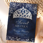 Silver glitter navy foto sparkles tiara Sweet 16 Kaart<br><div class="desc">Een luxe zilveren glitter-bekentenis op een donkerblauw waterverf cement met elegante kalligrafie Sweet 16 verjaardagsfeestuitnodiging,  met een handgetekende luxueuze prinses crown tiara roos goudglitter. Voeg je foto toe. Beweeg de glans rond.</div>