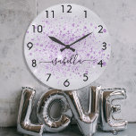 Silver glitter paars name script grote klok<br><div class="desc">Een faux zilveren metalen achtergrond,  versierd met paars faux glitter stof. Personaliseer en voeg jouw naam toe die met een trendy hand geschreven stijlmanuscript met swashes wordt geschreven. Om de spoelbeurten te houden schrap slechts de steekproefnaam,  verlaat de ruimten of emoji's voor en na de naam.</div>