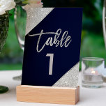 Silver glitter script navy blue table number kaart<br><div class="desc">Silver-typografie op aanpasbaar blauw roos gouden glitter kleurenblok,  en faux zilveren geometrische strepen,  chic table number bruiloft,  perfect voor elegant,  strand,  bruiloft</div>