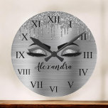 Silver Glitter Sparkle Eyelashes Monogram Naam Grote Klok<br><div class="desc">Silver Faux Faux Metallic Sparkle Glitter Brushed Metal Monogram Name and Initiaal Eyelashes (Lashes),  Eyelash Extensions and Eyes Decorative Clocks. Het ontwerp maakt het perfecte mooie cadeau van 16 jaar,  bruiloft,  vrijgezellenfeest,  verjaardag,  baby shower of vrijgezellenfeest voor iemand die op zoek is naar een trendy coole stijl.</div>