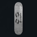 Silver Glitter Sparkle Eyelashes Monogram Naam Persoonlijk Skateboard<br><div class="desc">Silver Faux Folie Metallic Sparkle Glitter Brushed Metal Monogram Name and Initiaal Eyelashes (Lashes),  Eyelash Extensions and Eyes Skateboard. Dit maakt het perfecte mooie cadeau van 16 jaar,  bruiloft,  vrijgezellenfeest,  verjaardagsdag,  baby shower of vrijgezellenfeest voor iemand die haar kamer in een trendy coole stijl versiert.</div>