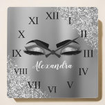Silver Glitter Sparkle Eyelashes Monogram Naam Vierkante Klok<br><div class="desc">Silver Faux Faux Metallic Sparkle Glitter Borhed Metal Monogram Name and Initiaal Eyelashes (Lashes),  Eyelash Extensions en Eyes schattige muurklok. Het ontwerp maakt het perfecte mooie cadeau van 16 jaar,  bruiloft,  vrijgezellenfeest,  verjaardag,  baby shower of vrijgezellenfeest voor iemand die op zoek is naar een trendy coole stijl.</div>