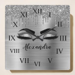 Silver Glitter Sparkle Eyelashes Monogram Naam Vierkante Klok<br><div class="desc">Silver Faux Folie Metallic Sparkle Glitter Borhed Metal Monogram Name and Initiaal Eyelashes (Lashes),  Eyelash Extensions en Eyes schattige muurklok. Het ontwerp maakt het perfecte mooie cadeau van 16 jaar,  bruiloft,  vrijgezellenfeest,  verjaardag,  baby shower of vrijgezellenfeest voor iemand die op zoek is naar een trendy coole stijl.</div>