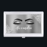 Silver Glitter Sparkle Eyelashes Monogram Naam Visitekaarthouder<br><div class="desc">Silver Faux Folie Metallic Sparkle Glitter Brushed Metal Monogram Naam en Initiaal Wimpers (Wimpers),  Wimper Extensions en Eyes Business Card Holder. Dit maakt de perfecte lieve 16 jarige,  bruiloft,  vrijgezellenfeest,  jubileum,  baby shower of vrijgezellenfeest cadeau voor iemand die haar kamer in trendy koele stijl.</div>