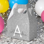 Silver Glitter & Sparkle Monogram Bedankdoosjes<br><div class="desc">Zilveren Faux Glitter en Sparkle Elegant Gift Favor Box. Deze geschenkdoos kan worden aangepast om uw initiaal en voornaam op te nemen en maakt een geweldige verjaardagsfeestje,  vrijgezellenfeest,  vrijgezellenfeest of baby shower geschenkdoos.</div>