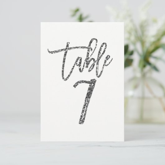 Silver Glitter Trendy Modern Script Table Number 7 Kaart (Staand voorkant)