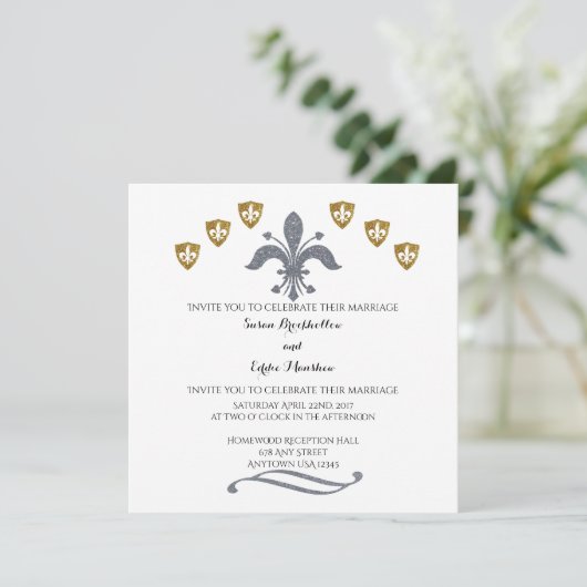 Silver & Gold Fleur de Lis Wedding Invitation Kaart (Staand voorkant)