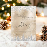 Silver Goud Sneeuw met kerstwinterbruiloft Kaart<br><div class="desc">Tijd om je winterwonderland huwelijksthema te vieren met deze luxe zilveren glitter sneeuwvlokken sparkles en zilveren glitter dennenbos op een elegante festive faux Gold metallic achtergrond,  met een moderne,  coole lettertypografie.</div>