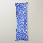 Silver Grey Blue Dansende Scroll Pattern Lichaamskussen (Achterkant (Verticaal))