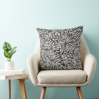 Silver Grey Flower Swirl Pattern op Black Kussen