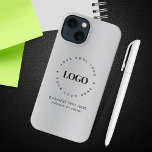 Silver Grey Metallic voegt aangepaste tekst voor z iPhone 13 Hoesje<br><div class="desc">Bevorder uw bedrijf met deze coole iPhone-draagtas met zilveren metalen achtergrond,  aangepaste logo en tekst. Voeg je gegevens eenvoudig toe door op de optie 'personaliseren' te klikken.</div>
