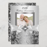 Silver Jewel Bow & Floral 25th Wedding Jubileum Kaart<br><div class="desc">Silver 25th Jubileum Invitation. Elegant zilverdraai en sierstrik. Pas je aan met je eigen gegevens. NEEM NOTA van alle vlakke afbeeldingen! Ze hebben geen echte bogen of juwelen!</div>