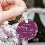 Silver Lace Cassis Magenta Maid of Honor Wedding Sleutelhanger<br><div class="desc">Deze prachtige sleutelhangers zijn ontworpen om als cadeau of huwelijksgunst aan je dienstmeisje te worden gegeven. Het elegante ontwerp is voorzien van een vrij zilveren grijze rand met een folie met bleke grijze tekst op een paarse, magenta of met een bessen achtergrond. Er is ruimte voor haar naam, de trouwdatum...</div>