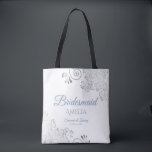 Silver Lace Dusty Blue en White Bridesmaid Wedding Tote Bag<br><div class="desc">Deze Bridesmaïde canvas tassen zijn ontworpen als gunsten of cadeautjes voor bruidsmeisjes. Geweldige zwembad om met gunsten en geschenken te vullen. Het eenvoudige maar elegante ontwerp kenmerkt zilveren grijze kant in de hoeken met fancy stoffige blauwe manuscriptletters. Er is ruimte voor haar naam, evenals de namen van het paar en...</div>