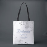 Silver Lace Dusty Blue en White Bridesmaid Wedding Tote Bag<br><div class="desc">Deze Bridesmaïde canvas tassen zijn ontworpen als gunsten of cadeautjes voor bruidsmeisjes. Geweldige zwembad om met gunsten en geschenken te vullen. Het eenvoudige maar elegante ontwerp kenmerkt zilveren grijze kant in de hoeken met fancy stoffige blauwe manuscriptletters. Er is ruimte voor haar naam, evenals de namen van het paar en...</div>