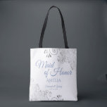 Silver Lace Dusty Blue Maid of Honor White Wedding Tote Bag<br><div class="desc">Deze mooie canvas tas is ontworpen als een cadeau, een gunst of een zwembad voor je bruiloft Maid of Honor. Het eenvoudige maar elegante ontwerp kenmerkt zilveren grijze vlekken in de hoeken met fancy stoffige blauwe manuscriptletters. Er is ruimte voor haar naam, evenals de namen van het paar en de...</div>