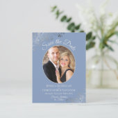 Silver Lace Dusty Blue Wedding Save the Date Photo Aankondigingskaart (Staand voorkant)
