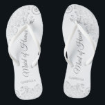 Silver Lace Elegant White Maid of Honor Wedding Teenslippers<br><div class="desc">Deze mooie bruiloft teenslippers zijn een geweldige manier om je meid van eer te bedanken en te herkennen en tegelijkertijd haar voeten te redden. Biedt een elegant ontwerp met een zilveren grijze kant op een witte achtergrond en fancy scriptletters. De test leest Maid of Honor met haar naam hieronder. Een...</div>