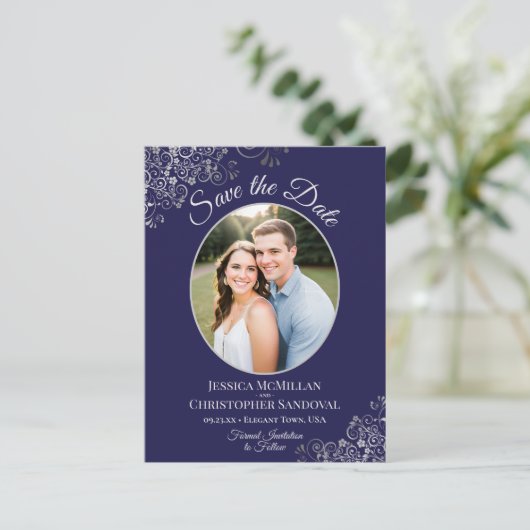 Silver Lace Navy Blue Wedding Save the Date Photo Aankondigingskaart (Staand voorkant)