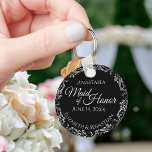 Silver Lace op Black Maid of Honor Wedding Sleutelhanger<br><div class="desc">Deze prachtige sleutelhangers zijn ontworpen om als cadeau of huwelijksgunst aan je dienstmeisje te worden gegeven. Het elegante ontwerp is voorzien van een vrij zilveren grijze rand met een folie met bleke grijze tekst op een klassieke zwarte achtergrond. Er is ruimte voor haar naam, de trouwdatum en de namen van...</div>