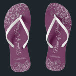 Silver Lace op Cassis Paars Maid of Honor Wedding Teenslippers<br><div class="desc">Deze mooie bruiloft teenslippers zijn een geweldige manier om je meid van eer te bedanken en te herkennen en tegelijkertijd haar voeten te redden. Voorzien van een elegant ontwerp met een zilvergrijze kant op een chassis paars, magenta, of een bessen gekleurde achtergrond en fancy scriptletters. De test leest Maid of...</div>