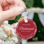 Silver Lace over het Romantic Red Bridesmaid Wedde Sleutelhanger<br><div class="desc">Deze prachtige bruidsmeisje sleutelhangers zijn ontworpen om als cadeau of huwelijksgunst te worden gegeven. Het ontwerp is eenvoudig, maar elegant en biedt een vrij zilveren grijze rand met een folie met bleke grijze tekst op een romantische achtergrond met een rode achtergrond. Er is ruimte voor haar naam, de trouwdatum en...</div>