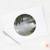 Silver Lake Ingelijst door Evergreen Boughs Ronde Sticker (Envelop)