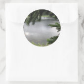 Silver Lake Ingelijst door Evergreen Boughs Ronde Sticker (Tas)