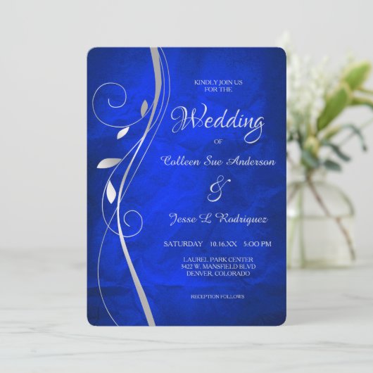 Silver Leaf Swirl Bright Blue Wedding Invitation Kaart (Staand voorkant)