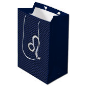 Silver Leo-symbool op Navy Blue Carbon Print Medium Cadeauzakje (Voorkant Gekanteld)