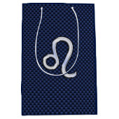 Silver Leo-symbool op Navy Blue Carbon Print Medium Cadeauzakje (Voorkant)