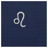 Silver Leo-symbool op Navy Blue Carbon Print Stof (Close Up)