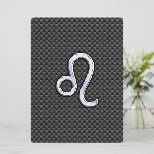 Silver Leo Zodiac-symbool op koolstofvezel afdrukk (Staand voorkant)