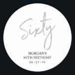 Silver Lettering 60th Birthday Party Favor Ronde Sticker<br><div class="desc">Deze eenvoudige sticker bedankt u voor uw speciale dag. Dit ontwerp kenmerkt het zilveren manuscript dat " Zestig"met douanetekst"lettert. In mijn winkel BaraBomDesign zijn de 60ste verjaardagsuitnodigingen en partijbenodigdheden beschikbaar.</div>