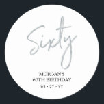 Silver Lettering 60th Birthday Party Favor Ronde Sticker<br><div class="desc">Deze eenvoudige sticker bedankt u voor uw speciale dag. Dit ontwerp kenmerkt het zilveren manuscript dat " Zestig"met douanetekst"lettert. In mijn winkel BaraBomDesign zijn de 60ste verjaardagsuitnodigingen en partijbenodigdheden beschikbaar.</div>